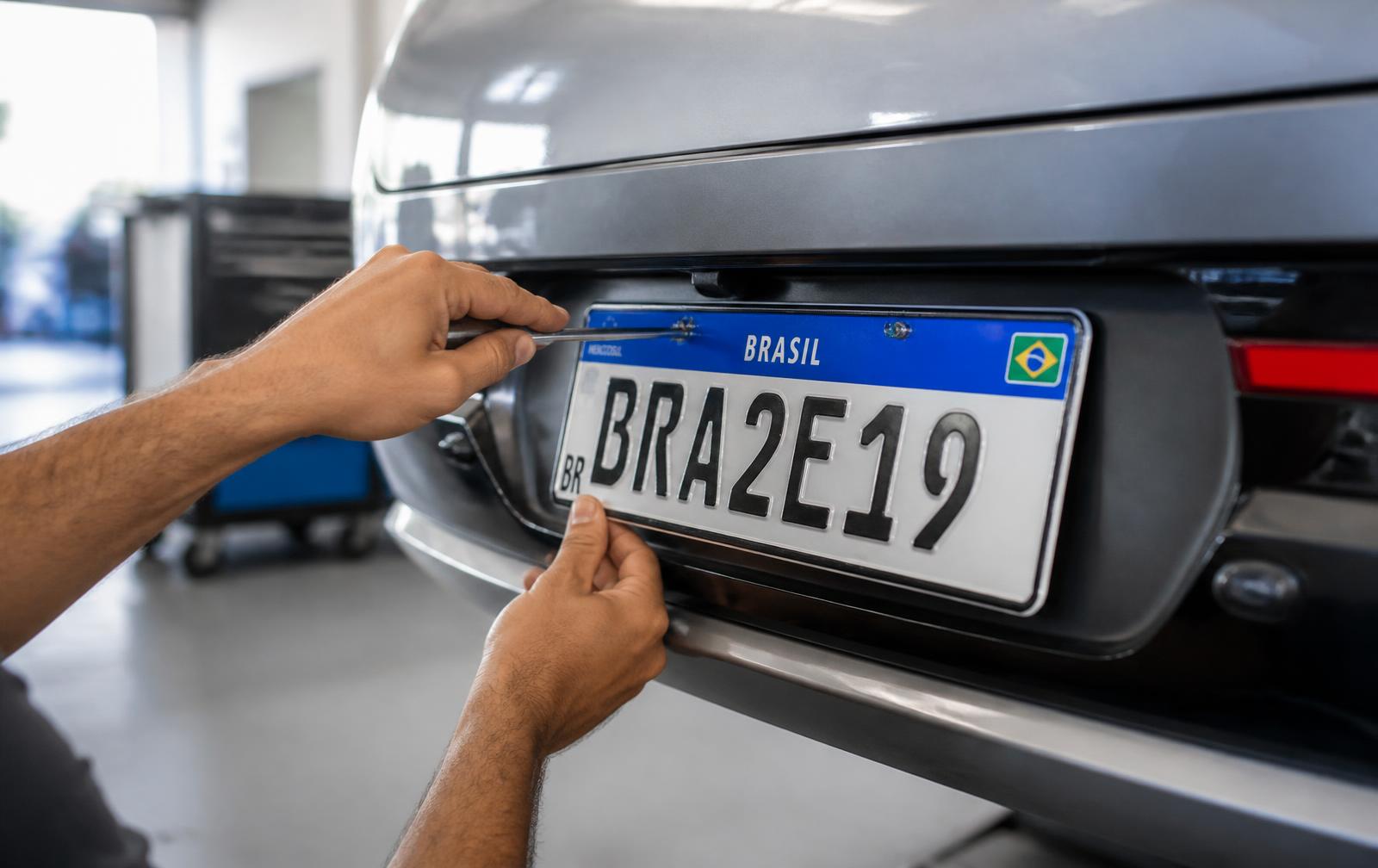 Instalação de placa Mercosul em veículo na Viva Placas